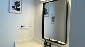 タオル、トイレットペーパー