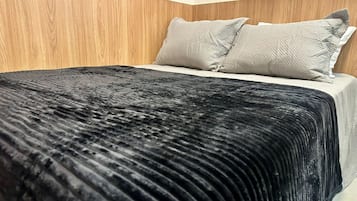 1 slaapkamer, een strijkplank/strijkijzer, wifi, beddengoed