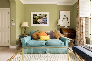 TV, books - The Battersea Green 3 Bedroom House (Greater London)