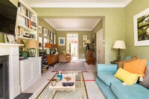 TV, books - The Battersea Green 3 Bedroom House (Greater London)