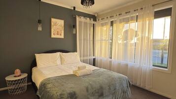 3 habitaciones, tabla de planchar con plancha, wifi y ropa de cama