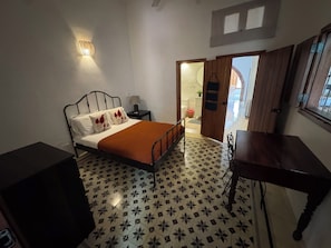 3 bedrooms, iron/ironing board, Internet, bed sheets