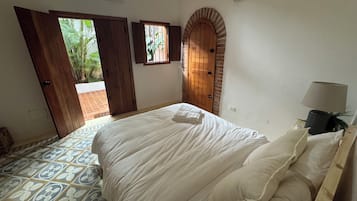 3 bedrooms, iron/ironing board, internet, bed sheets