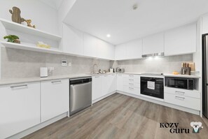 Een koelkast, een microgolfoven, een oven, een kookplaat