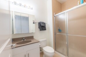 Banheira de hidromassagem, secador de cabelo, toalhas de banho, sabonete