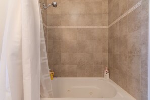 Baignoire à jets, sèche-cheveux, serviettes fournies, savon