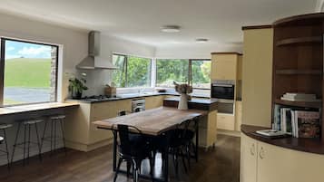Fridge, oven, stovetop, dishwasher