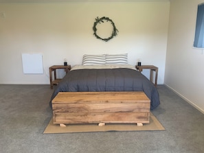 Iron/ironing board, travel cot, WiFi, bed sheets