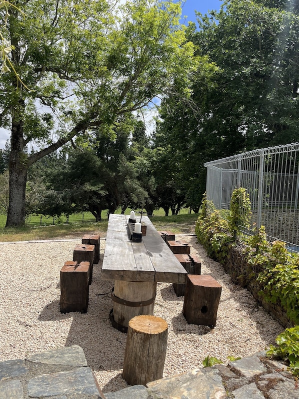 Outdoor dining - Spacious rural lodge-Sleeps 22 ideal for groups, family, friends & celebrations (Greta Valley)
