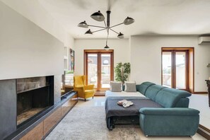 TV connectée, cheminée, espaces bureaux