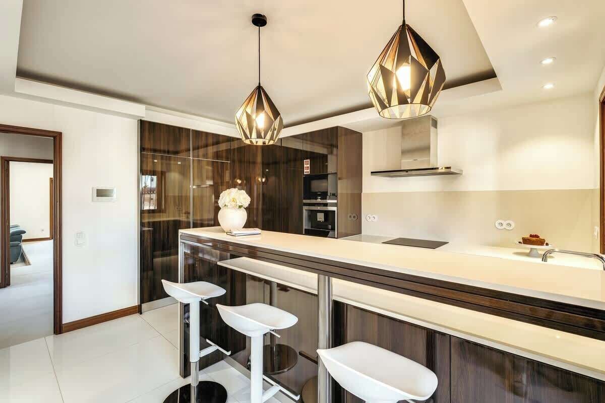 Frigorífico, microondas, horno y placa de cocina