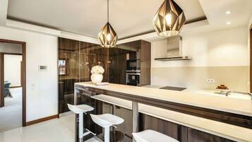 Frigorífico, microondas, horno y placa de cocina