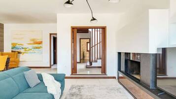 Una Smart TV, una chimenea, una oficina