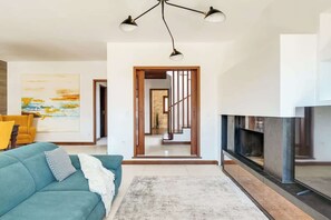 TV connectée, cheminée, espaces bureaux