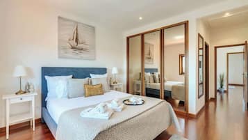 4 dormitorios, escritorio, tabla de planchar con plancha y cuna de viaje