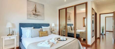 4 habitaciones, escritorio y tabla de planchar con plancha