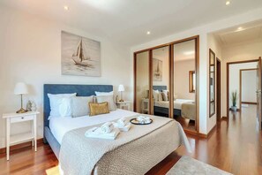 4 chambres, bureau, fer et planche à repasser, lit de bébé portatif