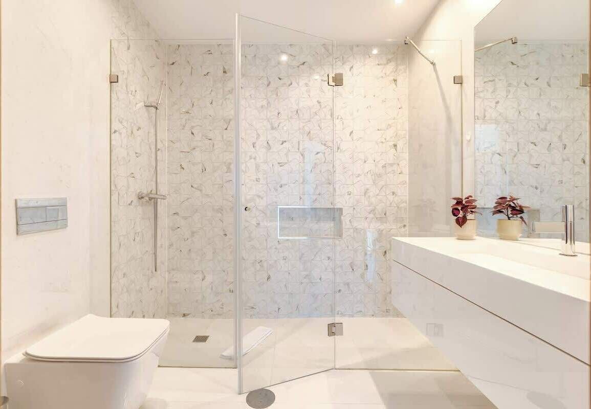 Dusche, Haartrockner, Handtücher, Shampoo