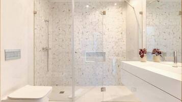Dusche, Haartrockner, Handtücher, Shampoo