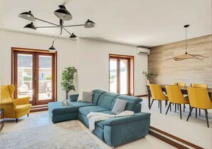 Téléviseur connecté, foyer, bureau