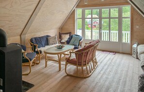 TV, fireplace - Awesome home in Omlid with house a mountain view (Tonstad)