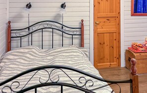 8 bedrooms, travel crib, free WiFi