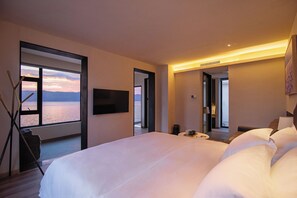 Deluxe Double Room | Down comforters, laptop workspace, blackout drapes, iron/ironing board - FEIFAN Erhai Lake Hotel (Dali)