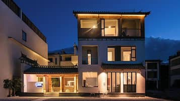 Fachada de la propiedad por la tarde o noche