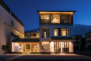 Voorkant accommodatie - avond/nacht