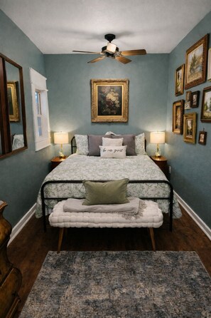 3 sovrum, skrivbord, strykjärn/strykbräda och resesäng