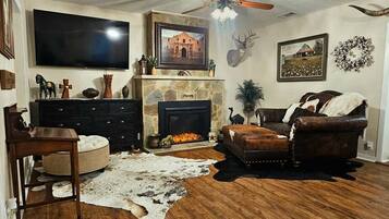 TV connectée, cheminée, livres