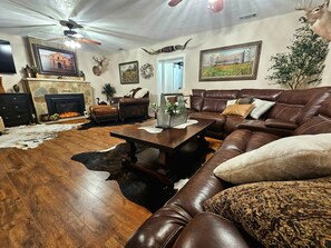 TV connectée, cheminée, livres