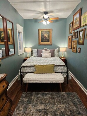 3 bedrooms, desk, iron/ironing board, travel cot
