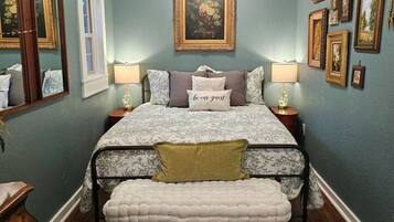 3 chambres, bureau, fer et planche Ă repasser, lit parapluie