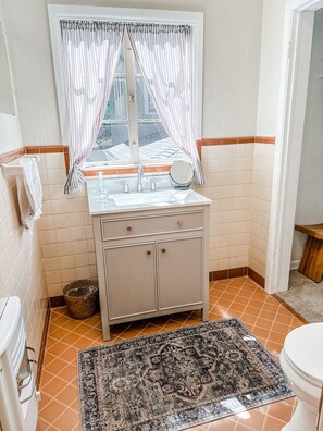 Haartrockner, Handtücher, Seife, Toilettenpapier