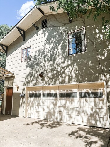 1-bedroom Campus Garage apartment in Miller Historic District