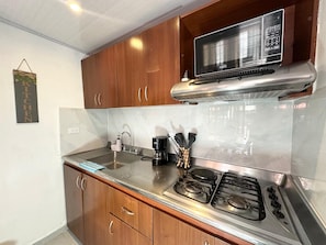 Microwave, coffee/tea maker, toaster, cookware/dishes/utensils