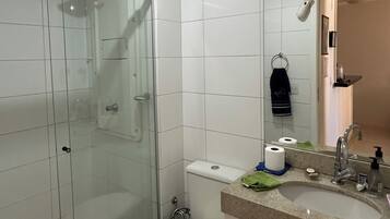 Secador de cabelo, toalhas de banho, sabonete, papel higiênico