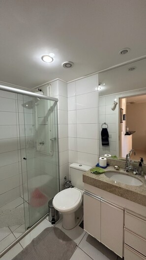 Haartrockner, Handtücher, Seife, Toilettenpapier