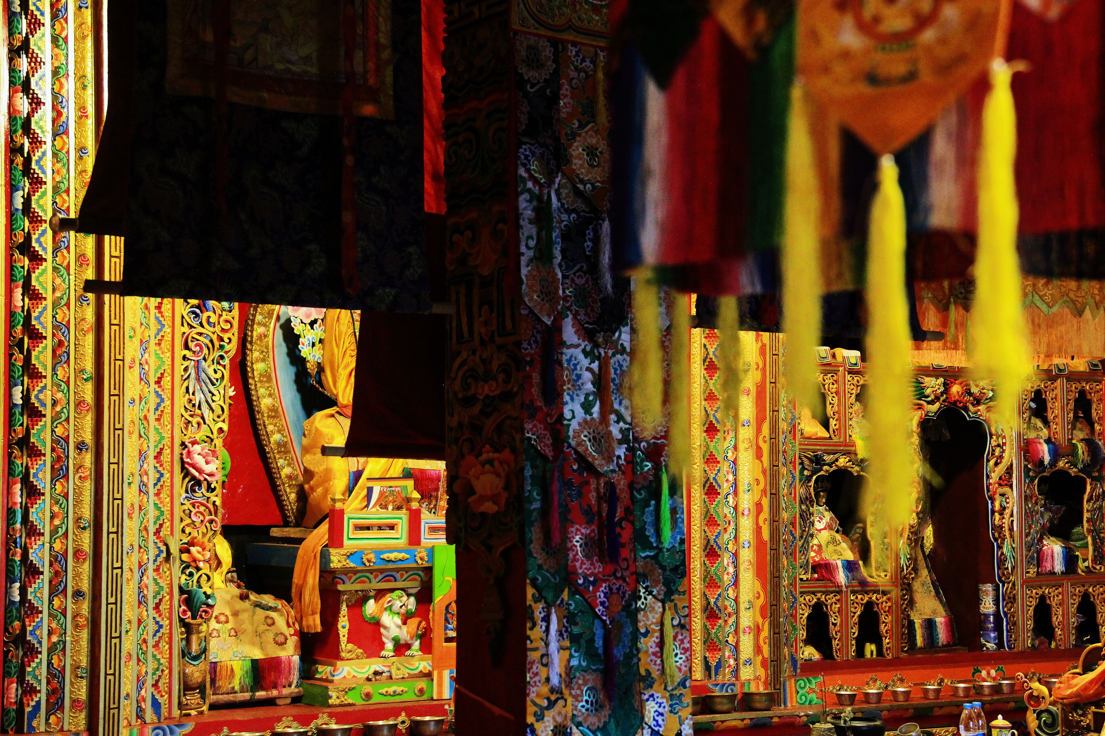 Um interior ricamente decorado, com padrões elaborados e mobiliário tradicional.