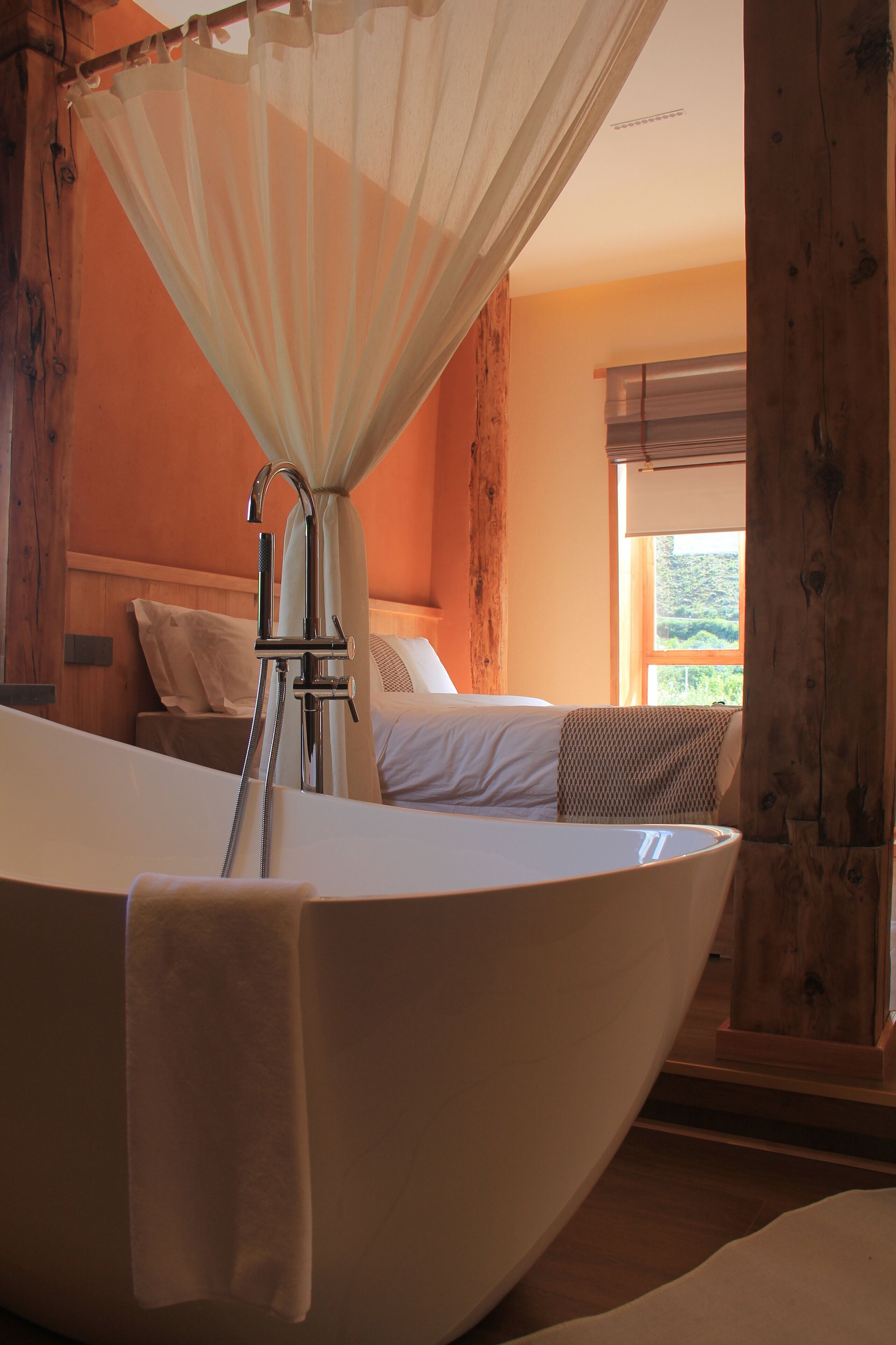 Espacio para trabajar con laptop y cortinas blackout 