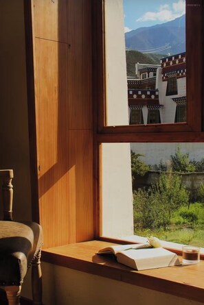 Habitació doble de luxe, vistes a la vall | Espai de treball apte per a portàtils i cortines opaques 