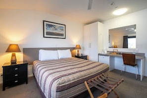 Chambre Double Standard | Bureau, fer et planche à repasser, Wi-Fi gratuit, draps fournis