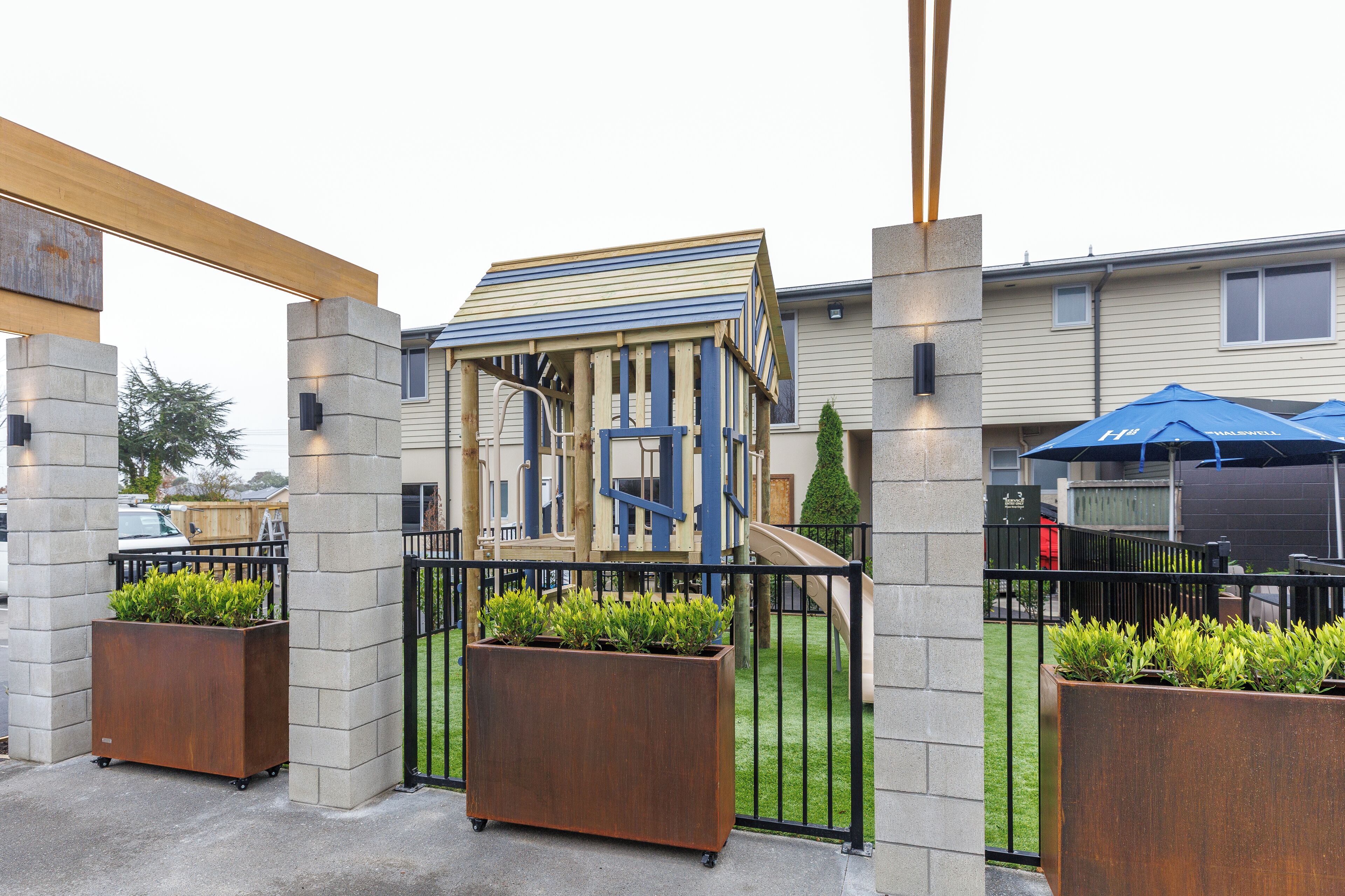 Vista frontal de la propiedad