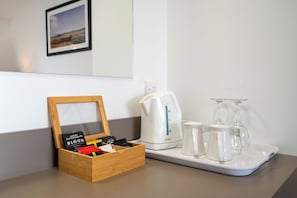 Kahden hengen standard-huone | Työpöytä, silitysrauta/-lauta, ilmainen Wi-Fi, vuodevaatteet