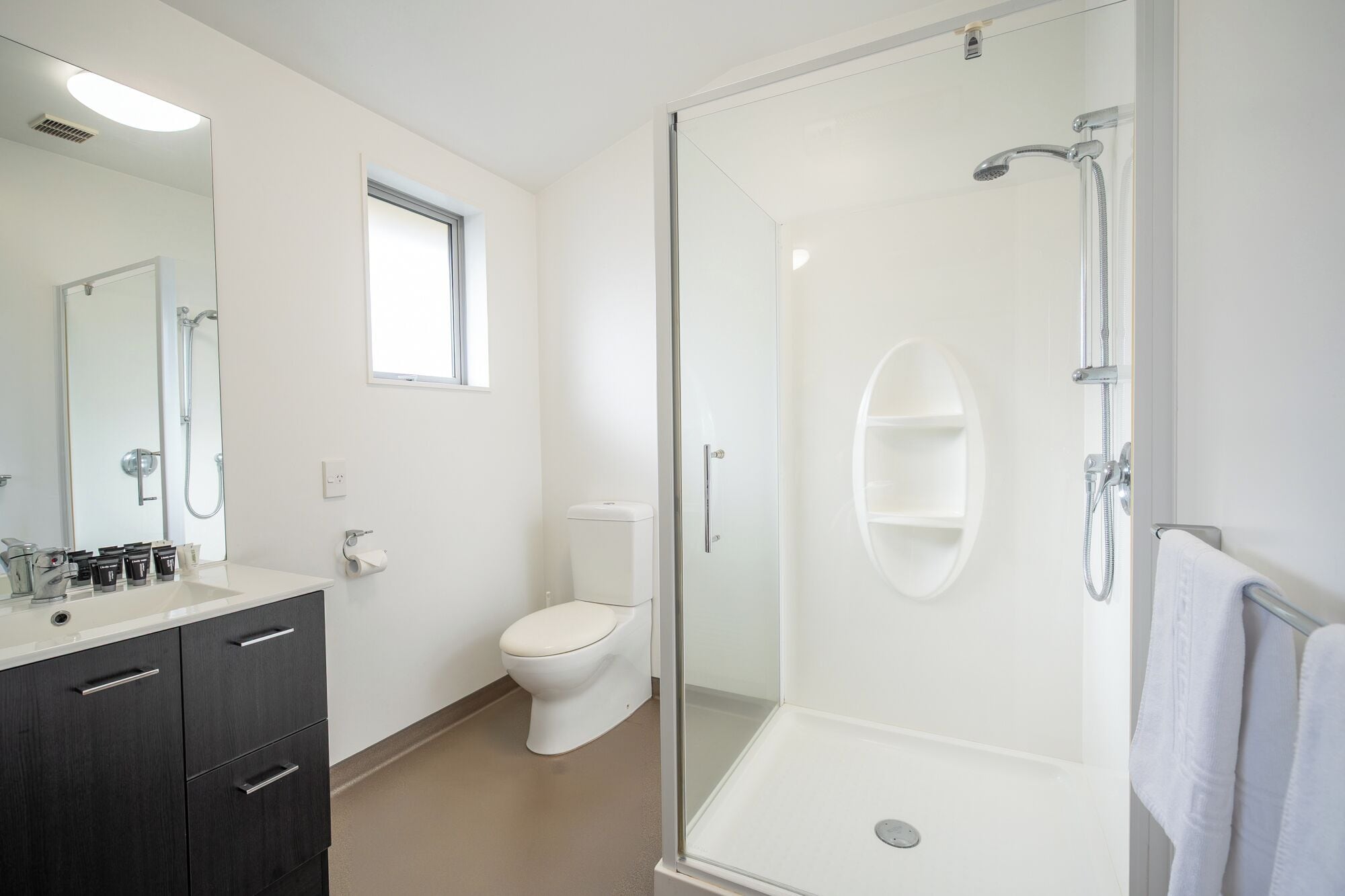 标准双人房 | 浴室 | 免费洗浴用品、吹风机、毛巾、肥皂