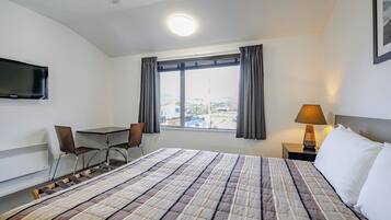 Doppia Standard | Una scrivania, ferro/asse da stiro, Wi-Fi gratuito, lenzuola