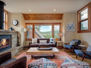 TV connectée, cheminée, baby-foot