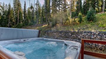 Tina de hidromasaje al aire libre