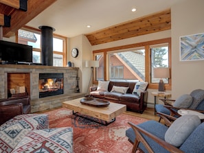 Smart TV, chimenea y futbolito 